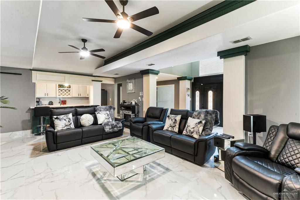 Photo 3 of 1101 Greenbriar Avenue