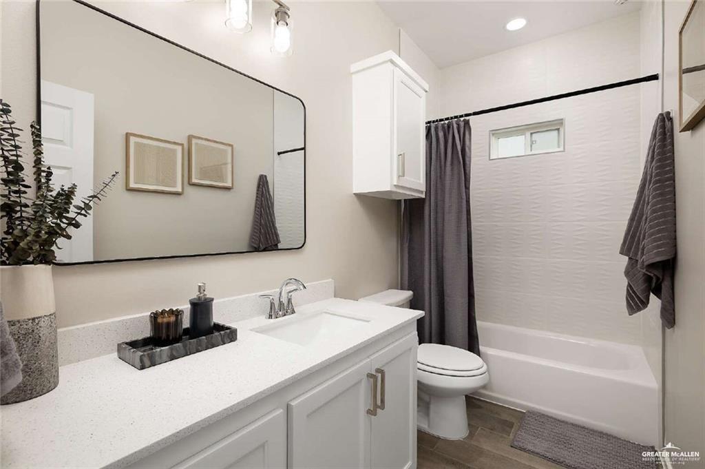 Photo 11 of 2704 Harrison Avenue #4