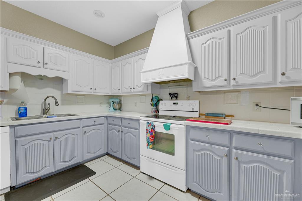 Photo 7 of 1358 La Ciniega Drive