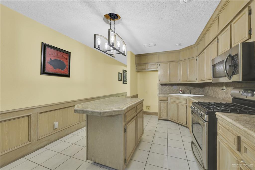Photo 10 of 801 Meadow Wood Drive
