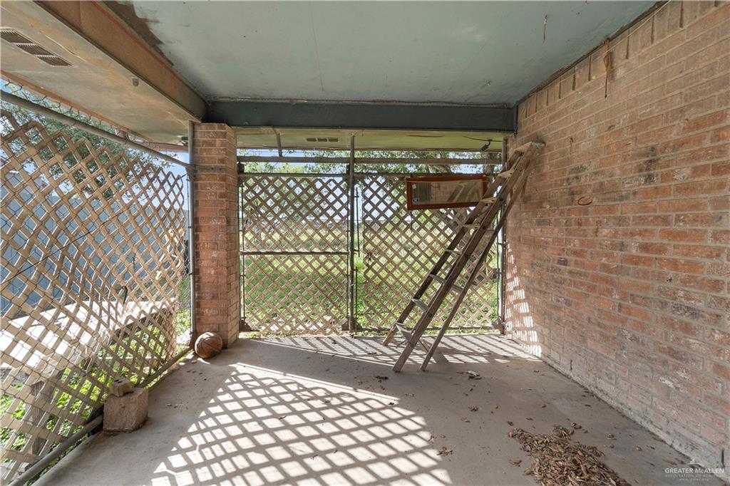 Photo 16 of 924 Greenlawn Street