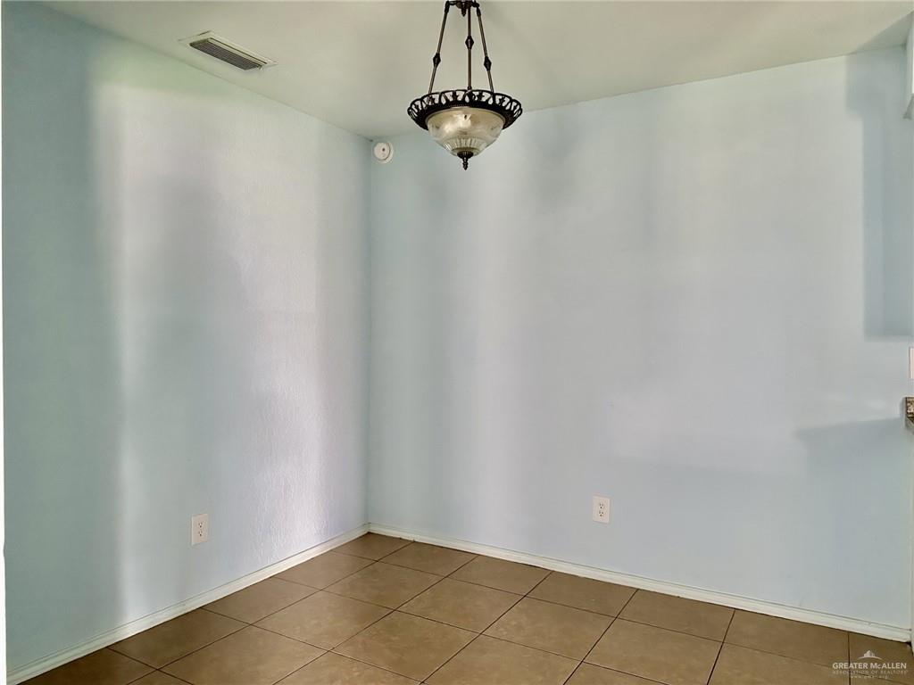 Photo 11 of 700 Iris Avenue