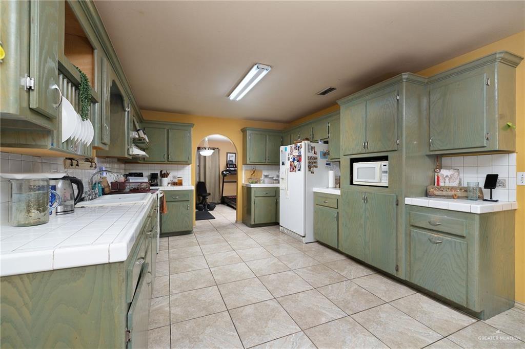 Photo 3 of 285 Tulipan Street