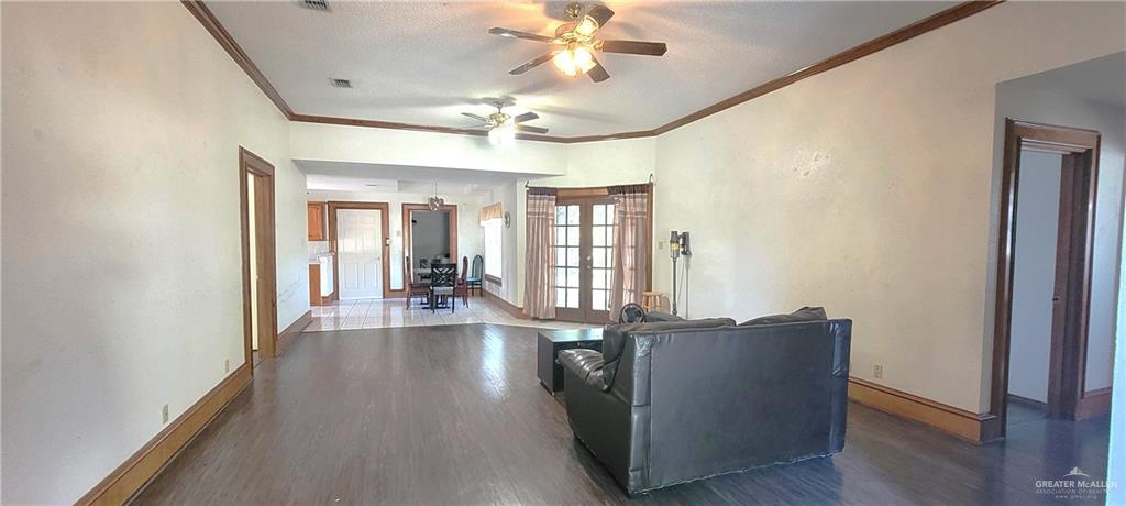 Photo 3 of 2901 Lakewood Court