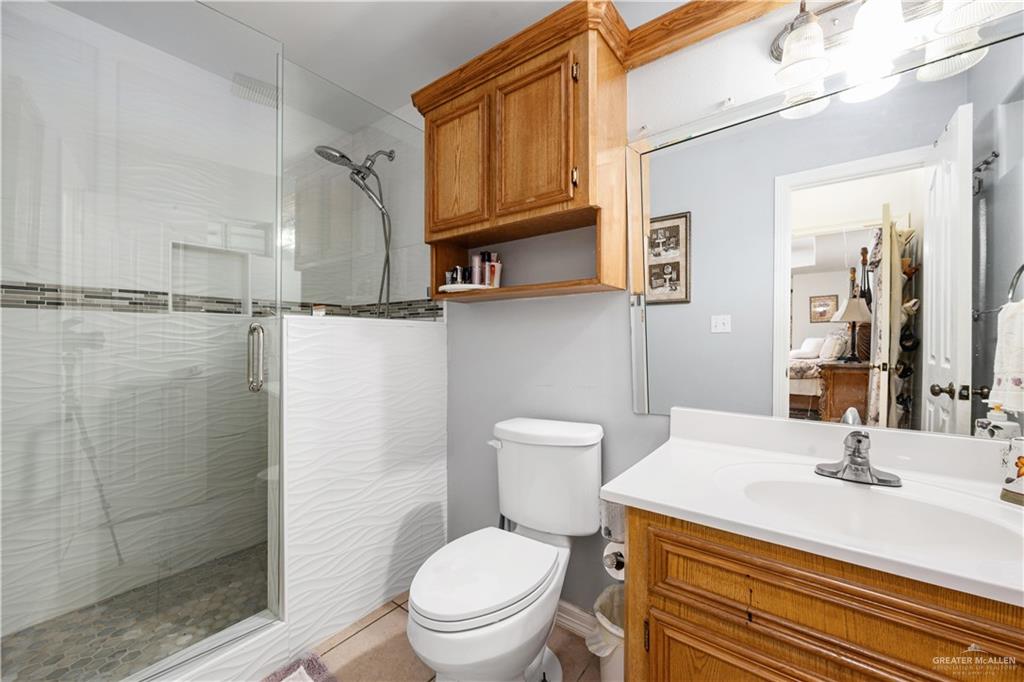 Photo 9 of 816 Woodford Street