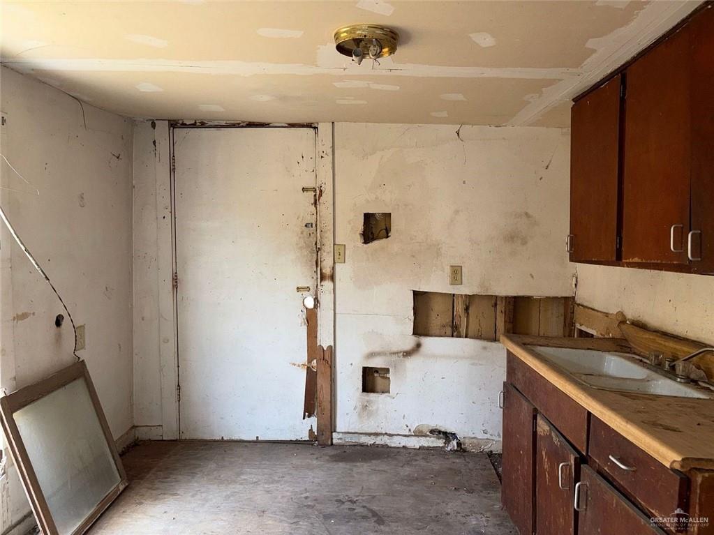 Photo 4 of 2613 Halsey Street