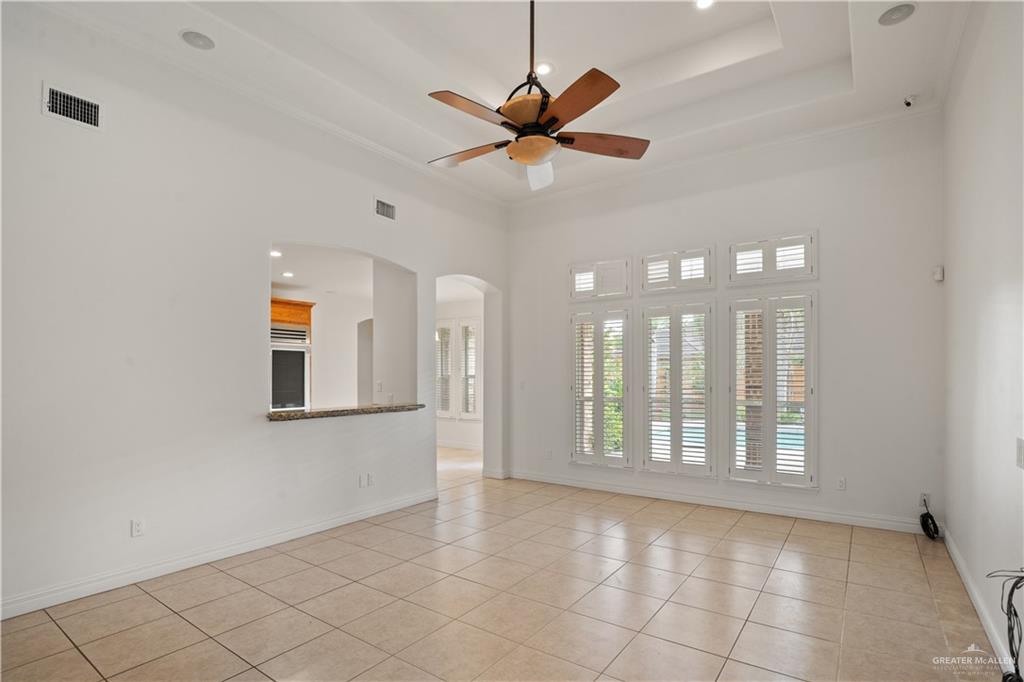 Photo 9 of 5009 Redwood Avenue