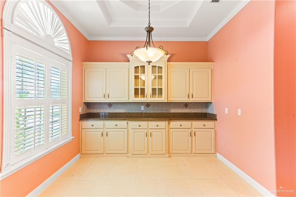 Photo 11 of 704 Redbud Avenue