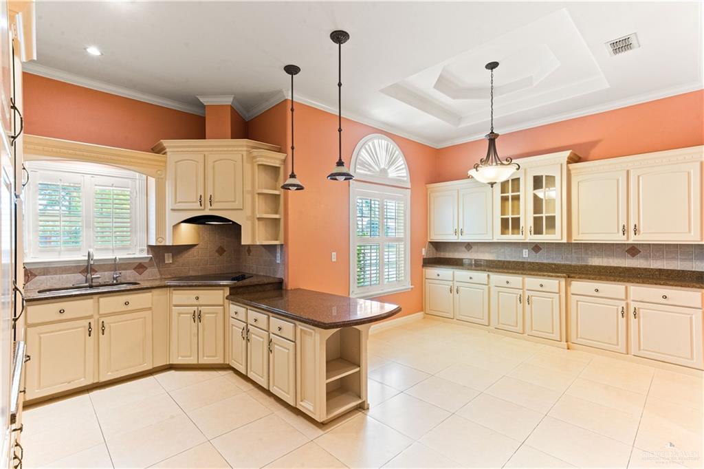 Photo 9 of 704 Redbud Avenue