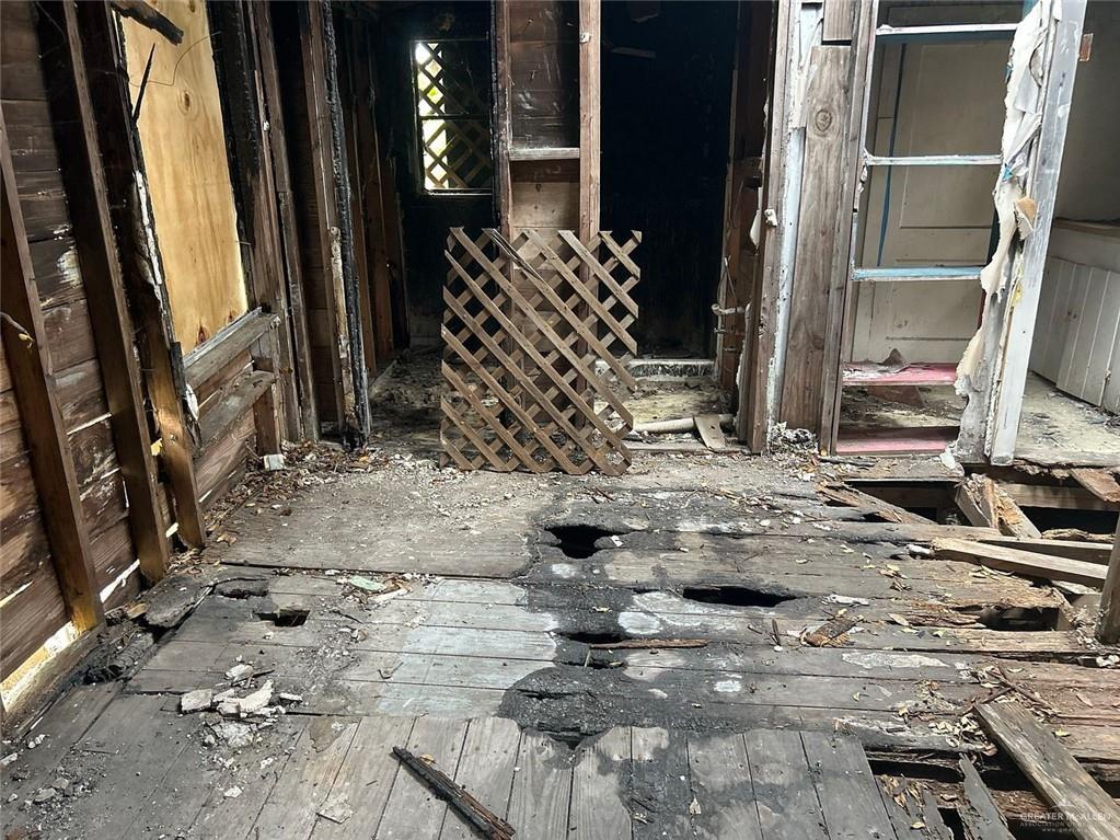 Photo 11 of 405 Hiawatha Street